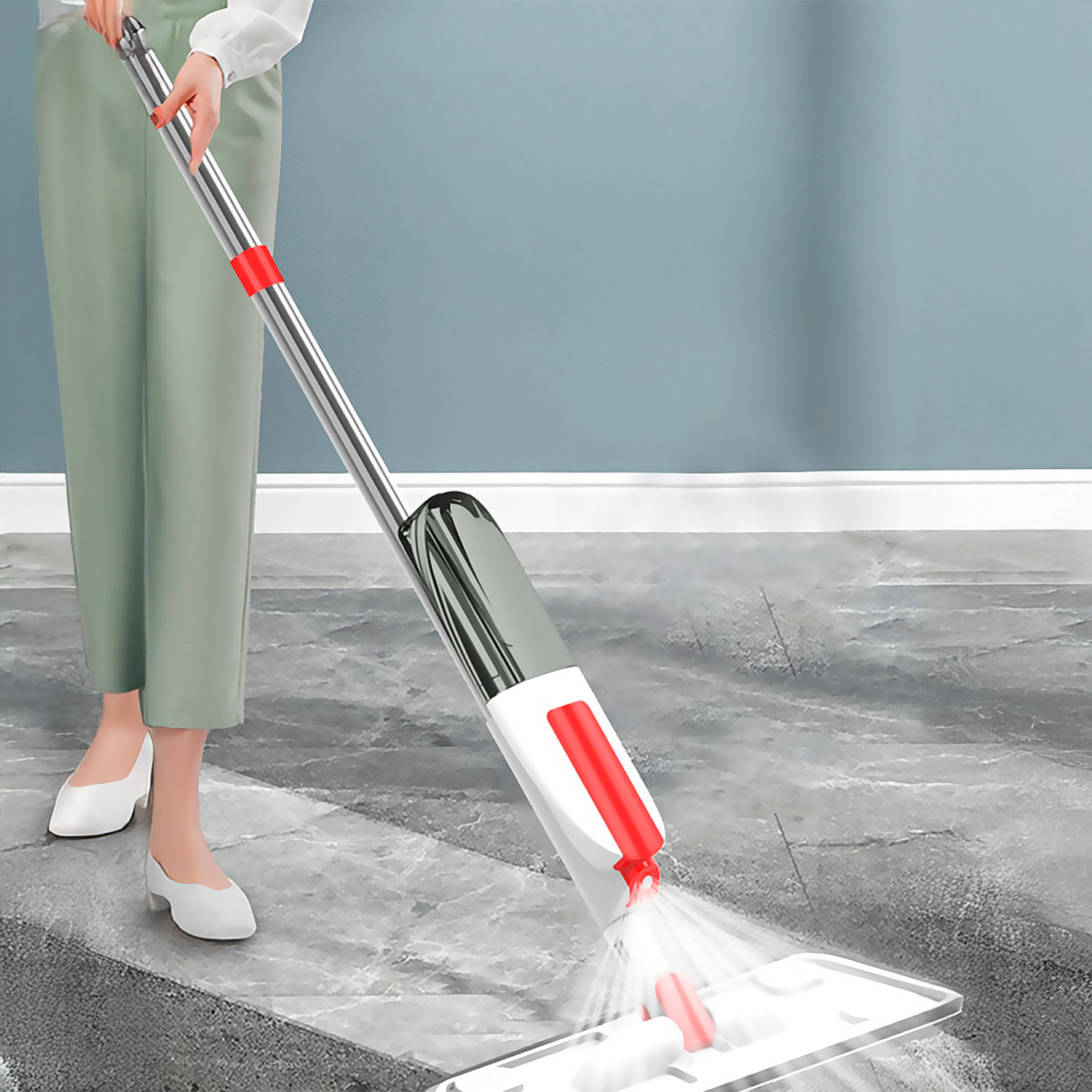 Mopa con spruzzatore, serbatoio di liquido e testa rotante a 360º.