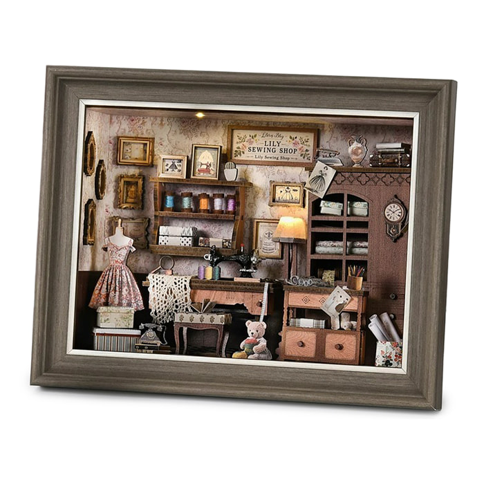 Negozio di cucito di Lili. Modello in legno, design 3D realistico con grande dettaglio, coperchio e luci LED.