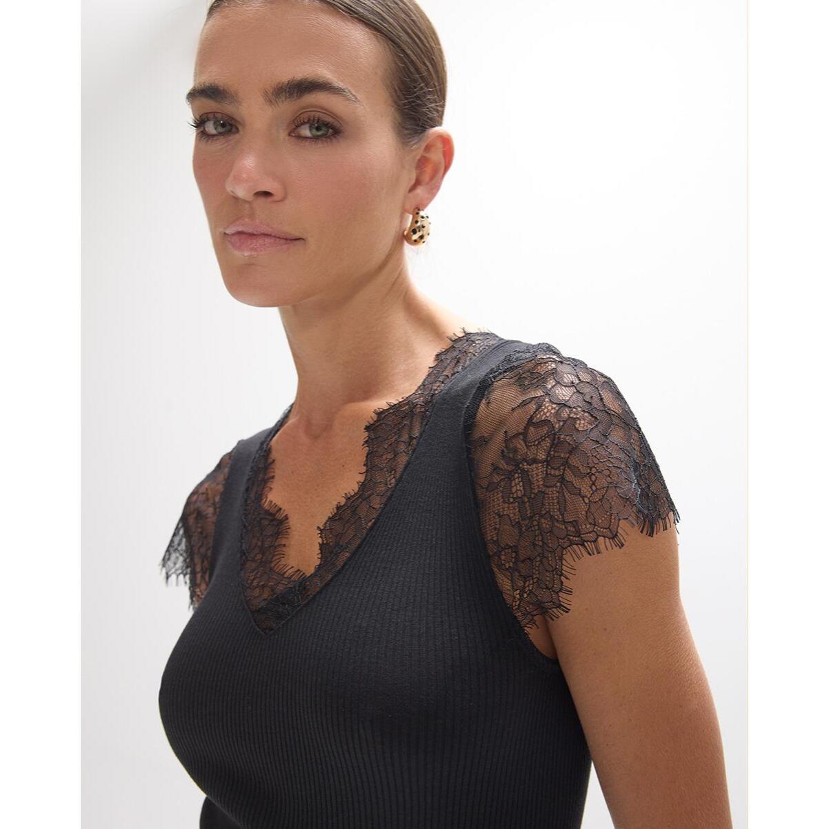 T-shirt con scollo a V e dettagli in pizzo su collo e maniche.