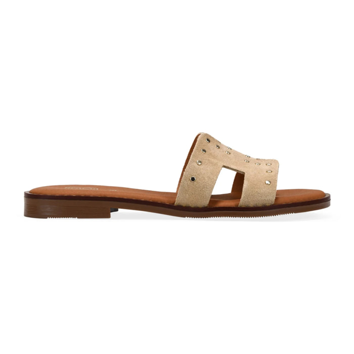 Sandalias planas piel arena con tachas metálicas