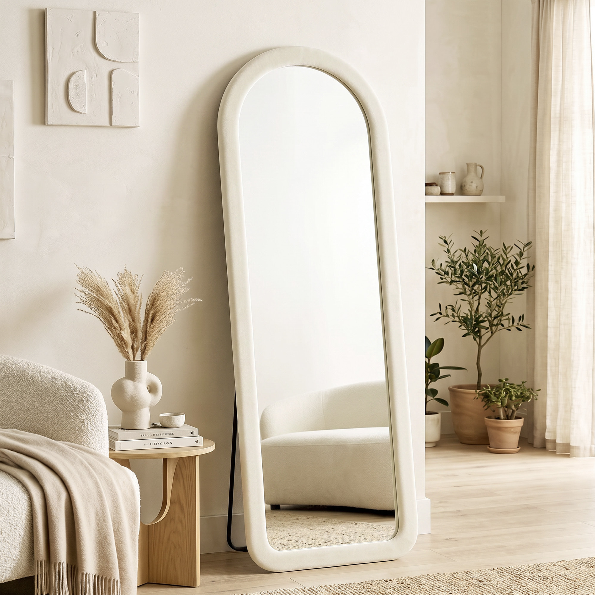 Miroir sur pied pleine longueur design velours blanc crème