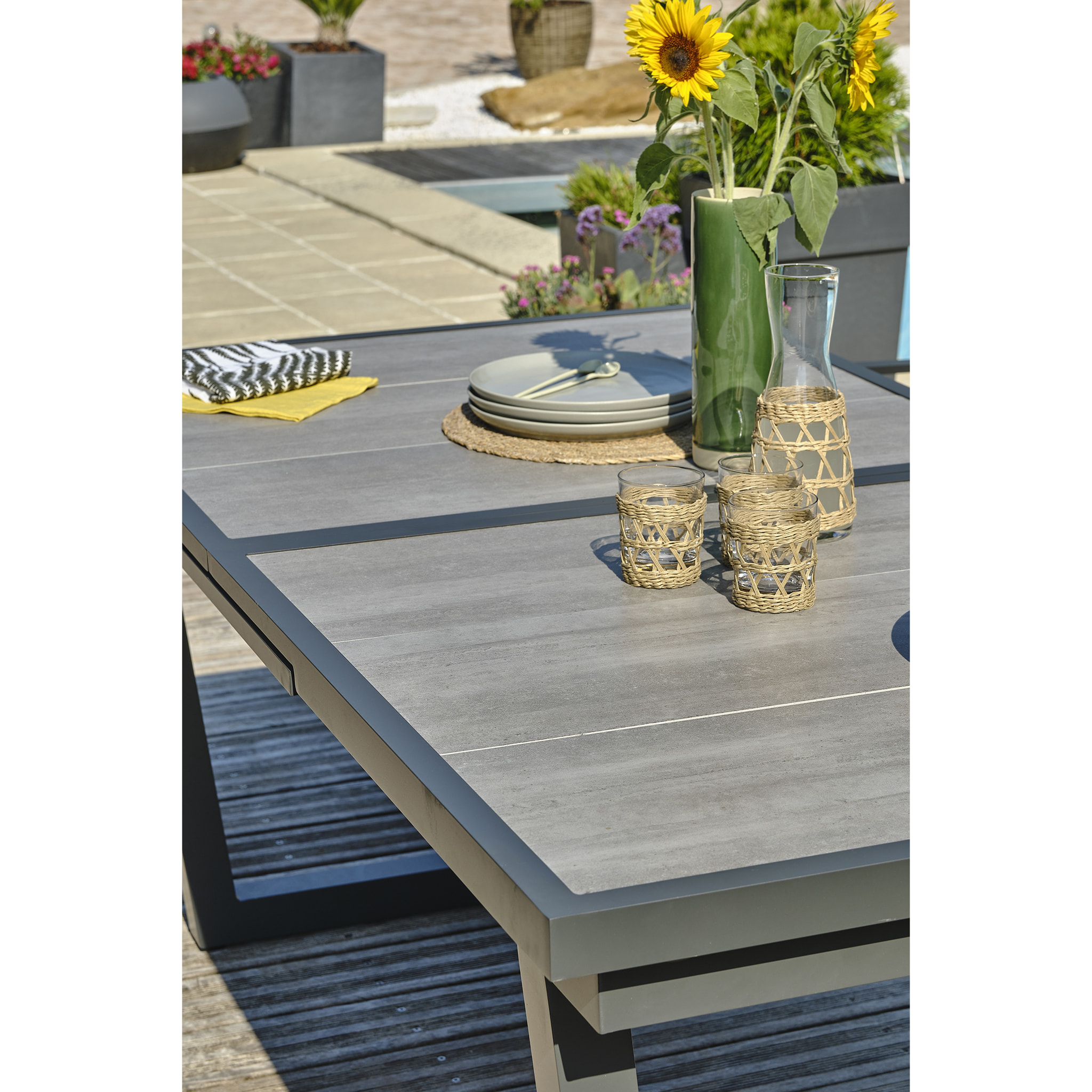 OLHOS - Ensemble repas 8 places en aluminium anthracite et plateau céramique