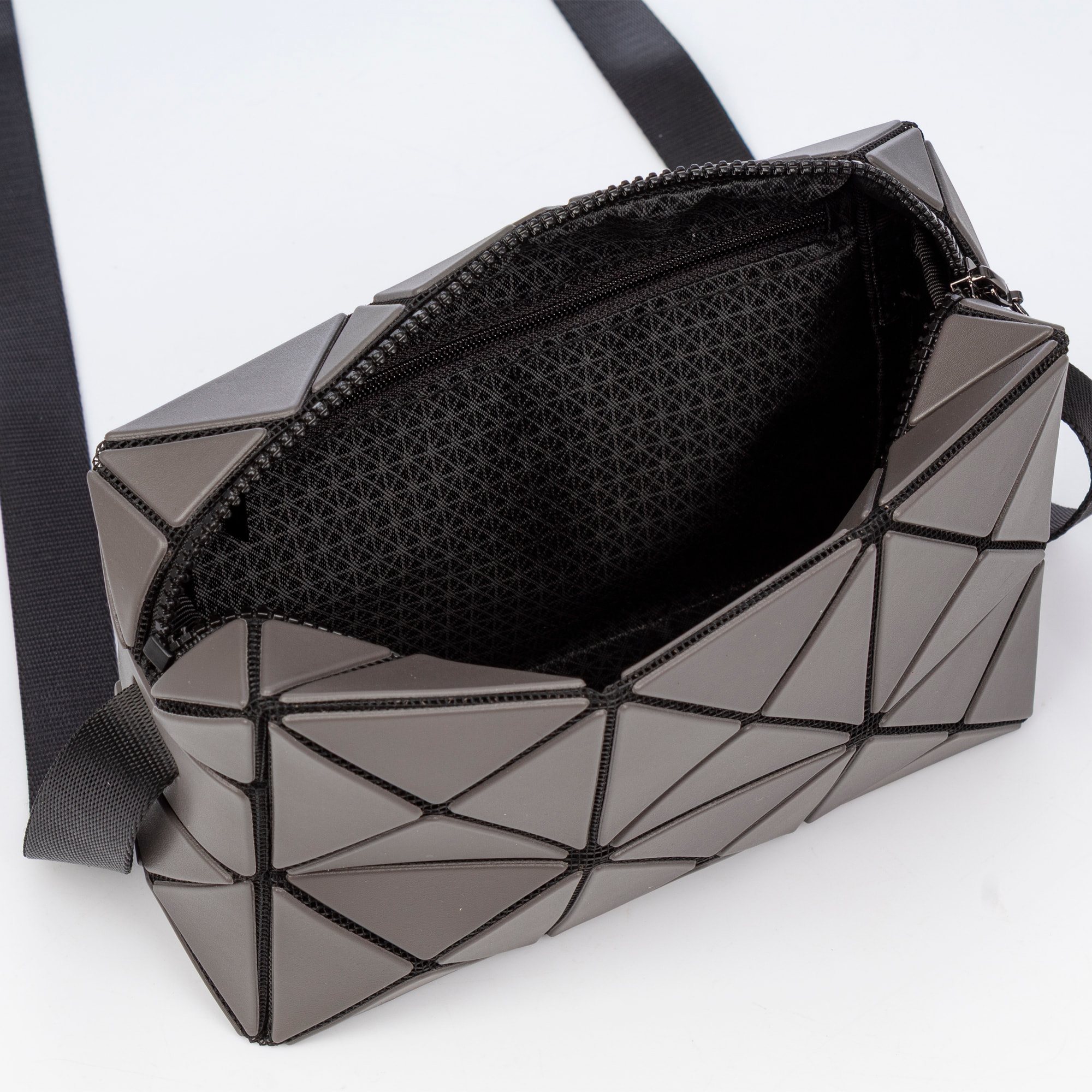 Aso bolso bandolera de diseño geométrico.