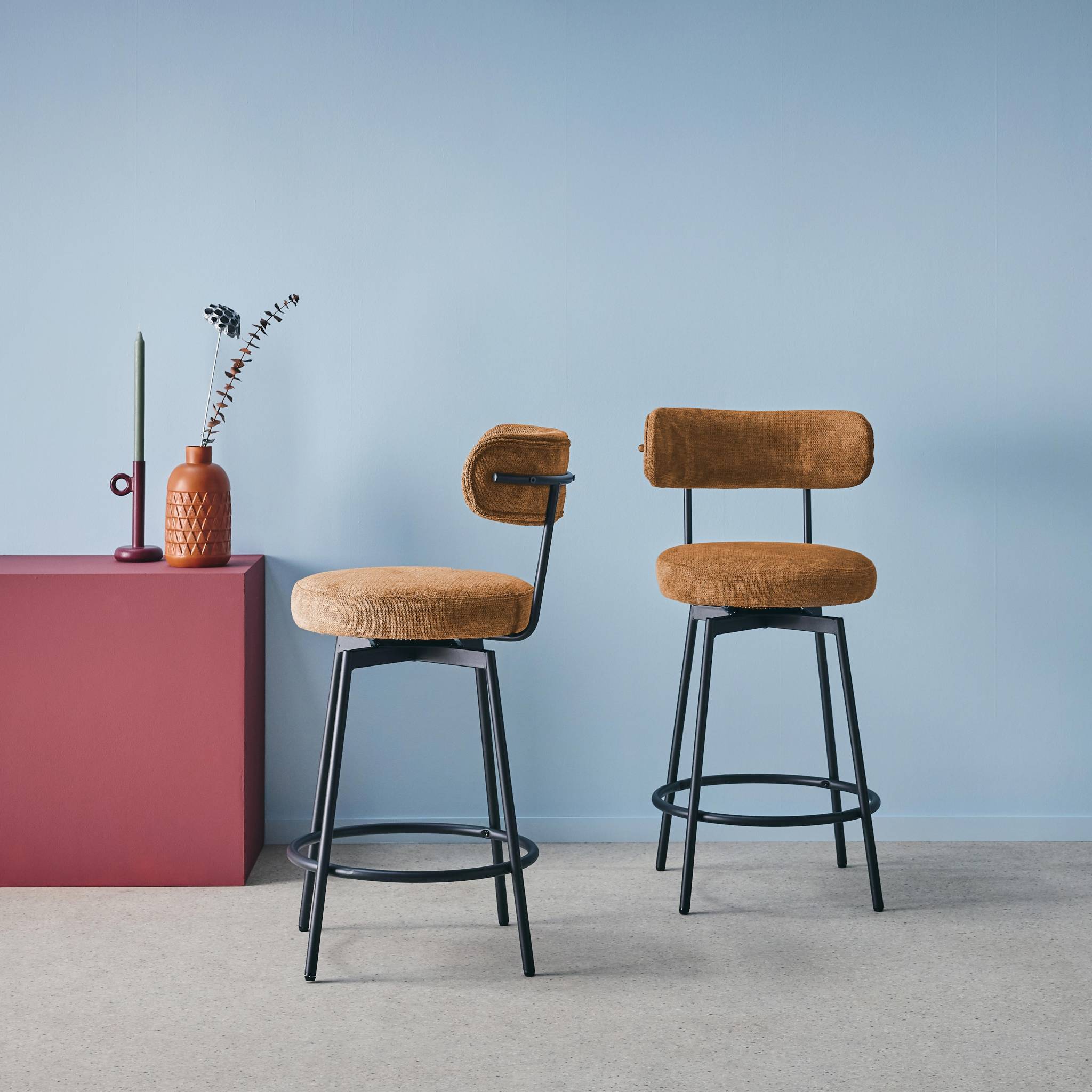 Lot de deux tabourets de bar assise rotative métal noir et tissu camel - L 50 x P 50 x H 92cm - Iris