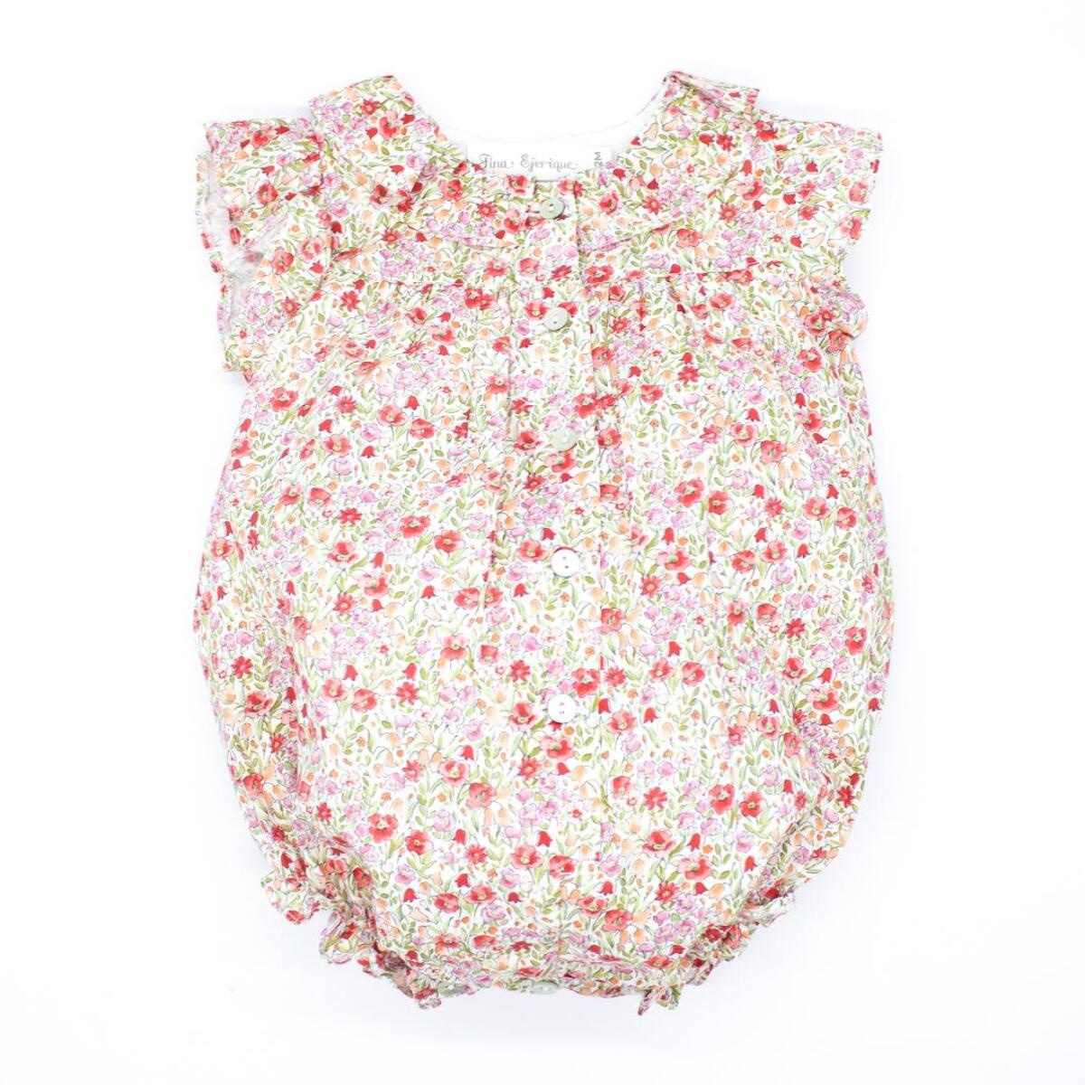 Pelele estampado flor roja, con volante en el cuello y en la sisa.