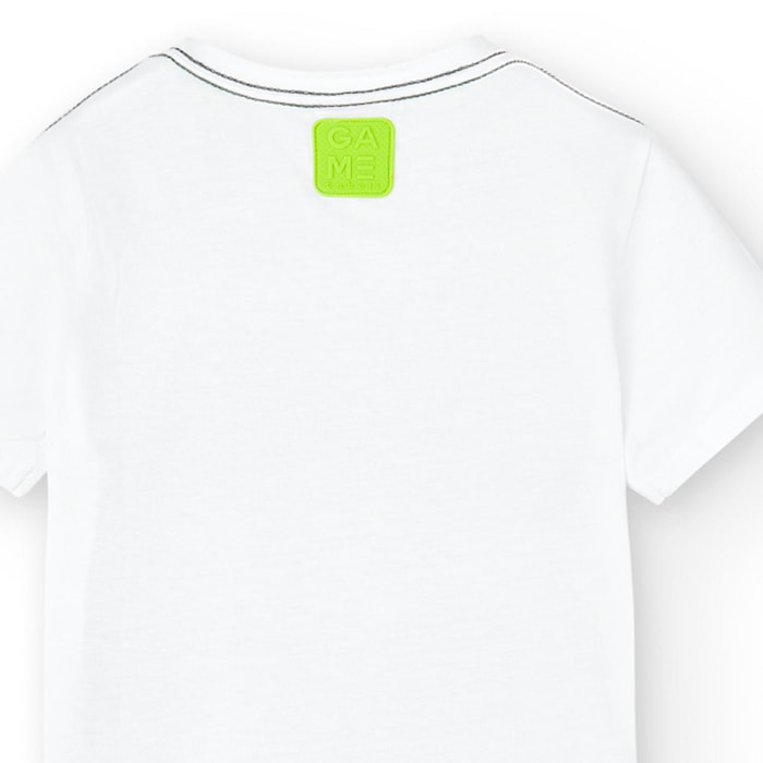 Camiseta en blanco con mangas cortas y estampado ornamental