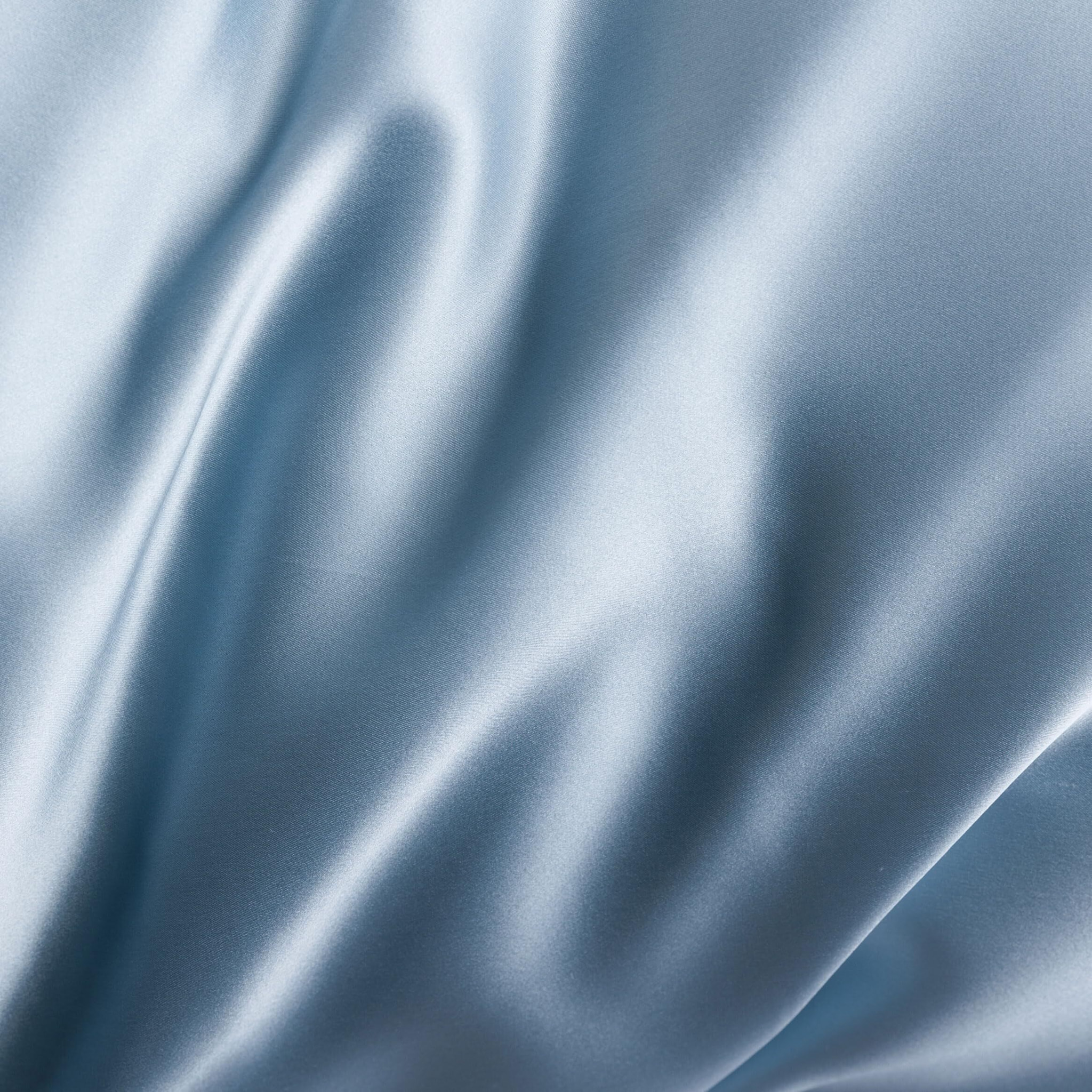 Coppia federe in seta 50x80 cm con zip e volani, fronte in seta morbida e lucente, retro in tencel traspirante, effetto anticrespo e delicata su pelle e capelli, eleganti e confortevoli, ideali per ogni stagione