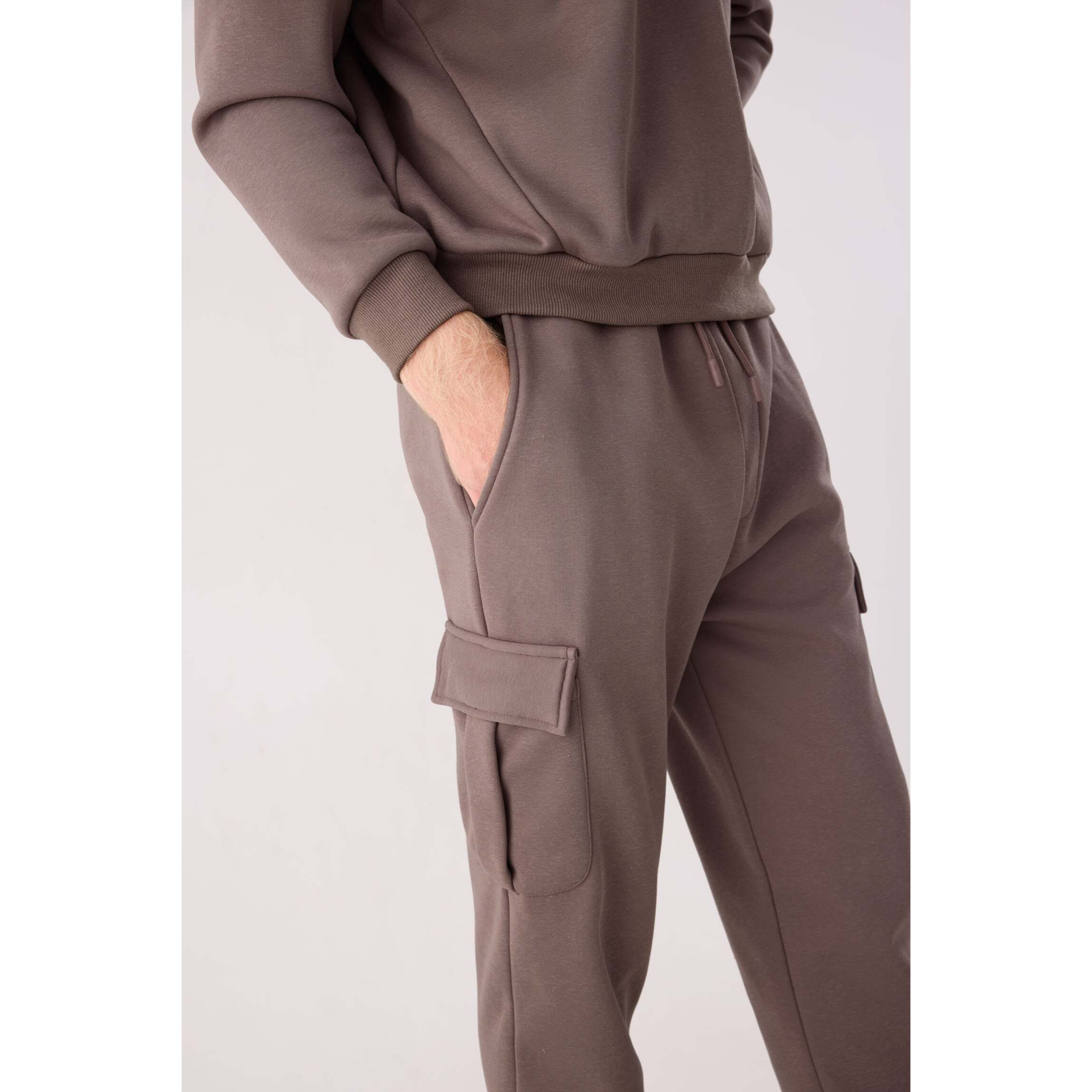 Pantalón deportivo hombre cargo afelpado con cintura ajustable marrón