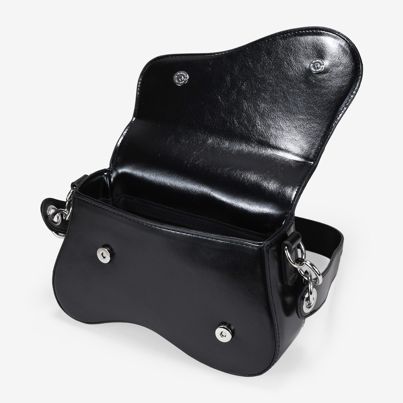 Bolso de hombro negro con solapa