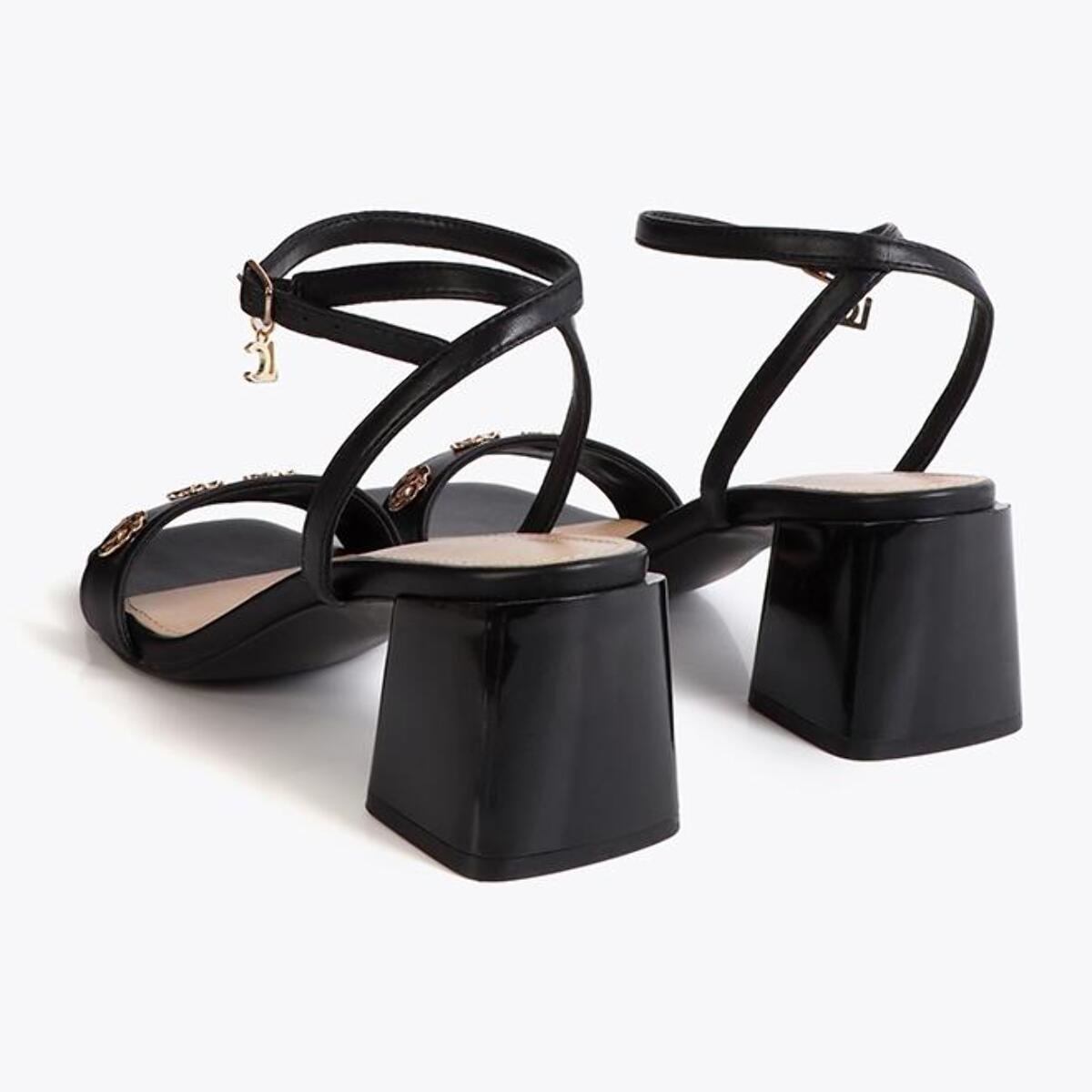 Sandalo con tacco e decorazioni metalliche