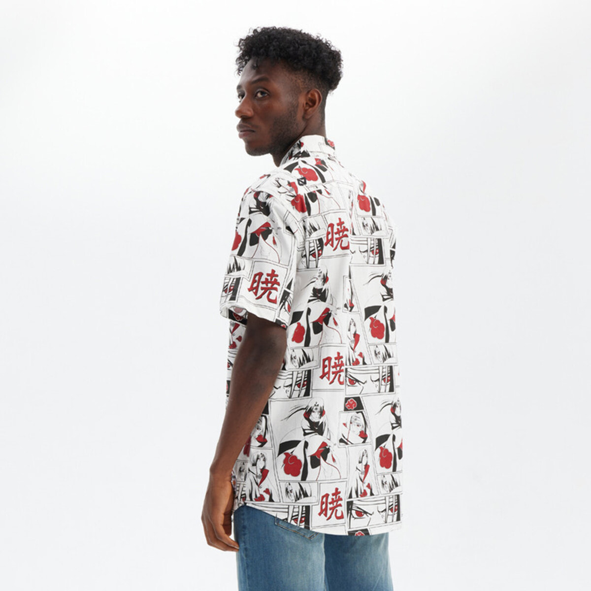 La intimidante mirada de ITACHI UCHIHA portando su Kunai te acompañará allá donde vayas gracias a esta camisa de la colaboración oficial entre Hydroponic y Naruto. NA ITACHI Hydroponic