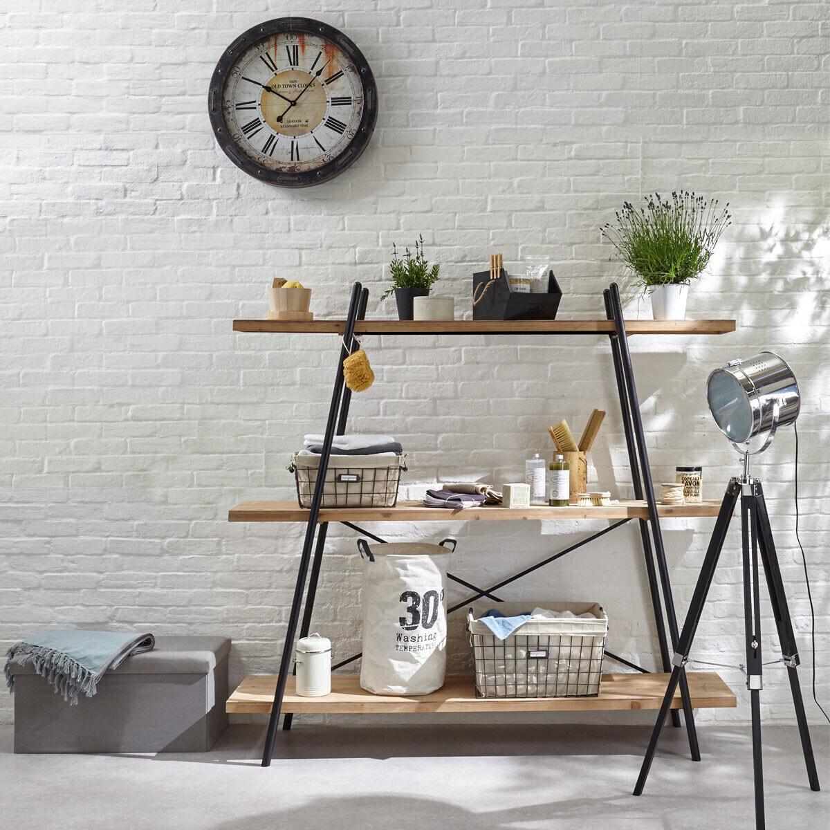 Lampadaire trépied "Ebor" - noir et chrome - métal & bois H152 cm