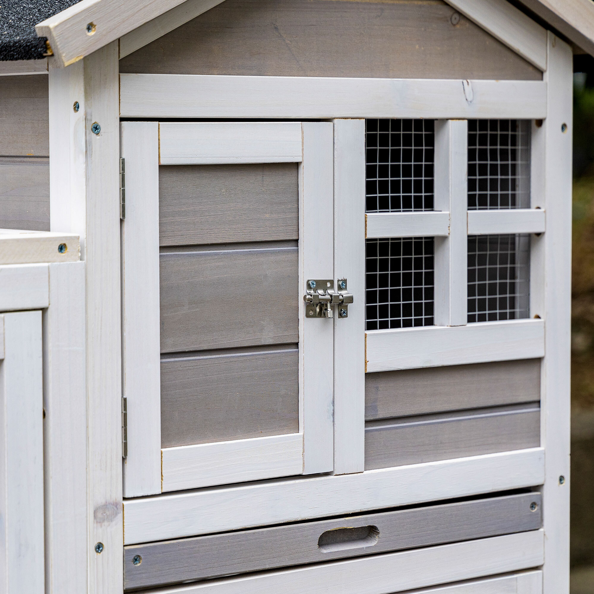 Clapier cage à lapins cottage - niche supérieure avec rampe et enclos extérieur - plateau excrément, toit bitumé, 4 portes verrouillables - bois sapin blanc gris