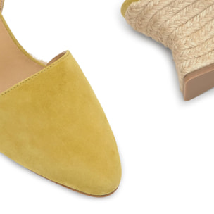 Alpargata de cuña Judi en ante con punta afilada y cierre de pulsera