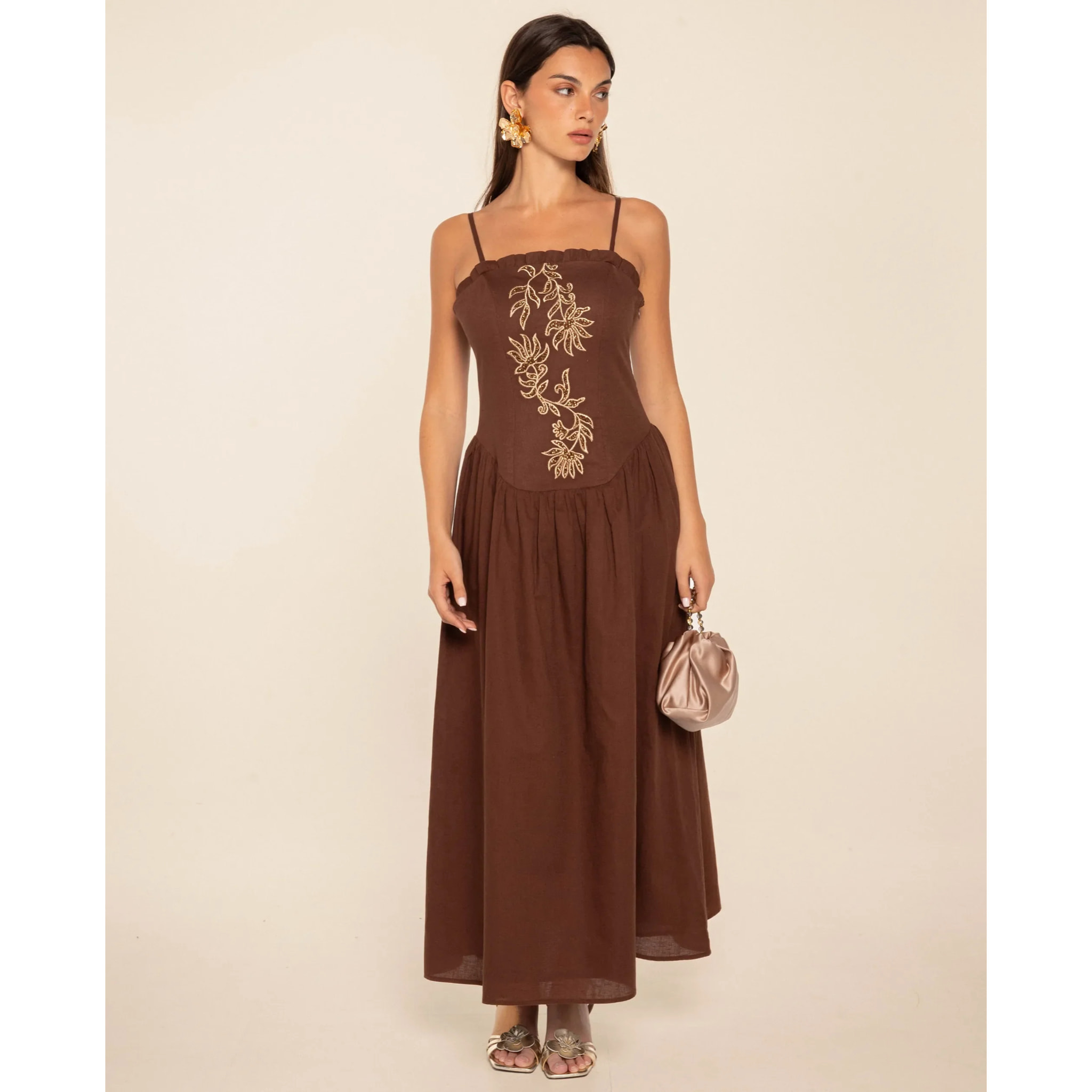 Vestido midi de tirantes con bordados
