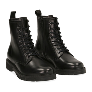 Botas militares de cuero negro.