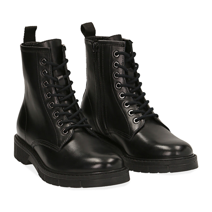 Botas militares de cuero negro.