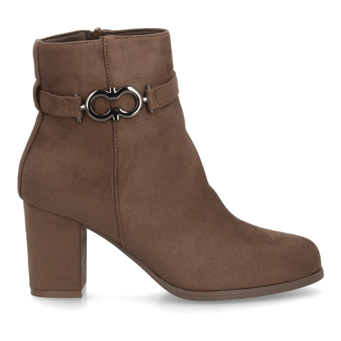 Botin de tacon para mujer con detalle metalico