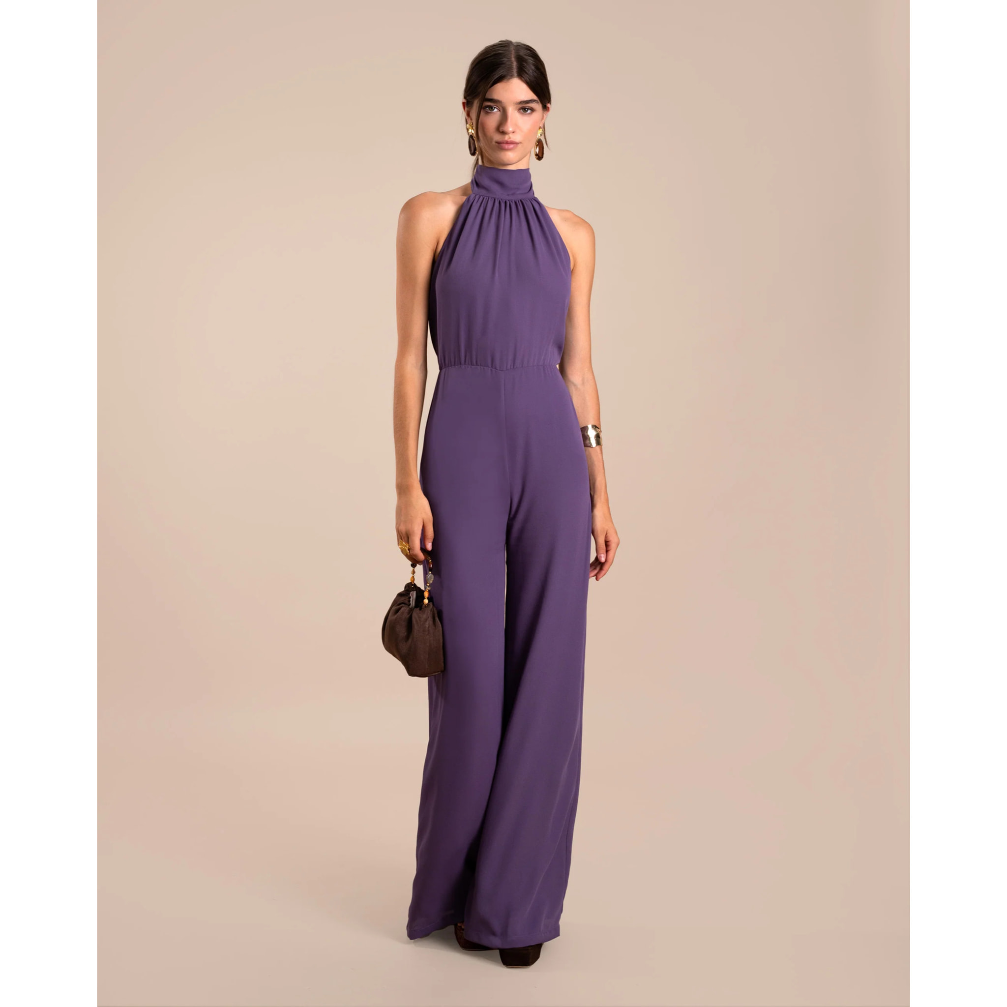 Mono de mujer espalda descubierta