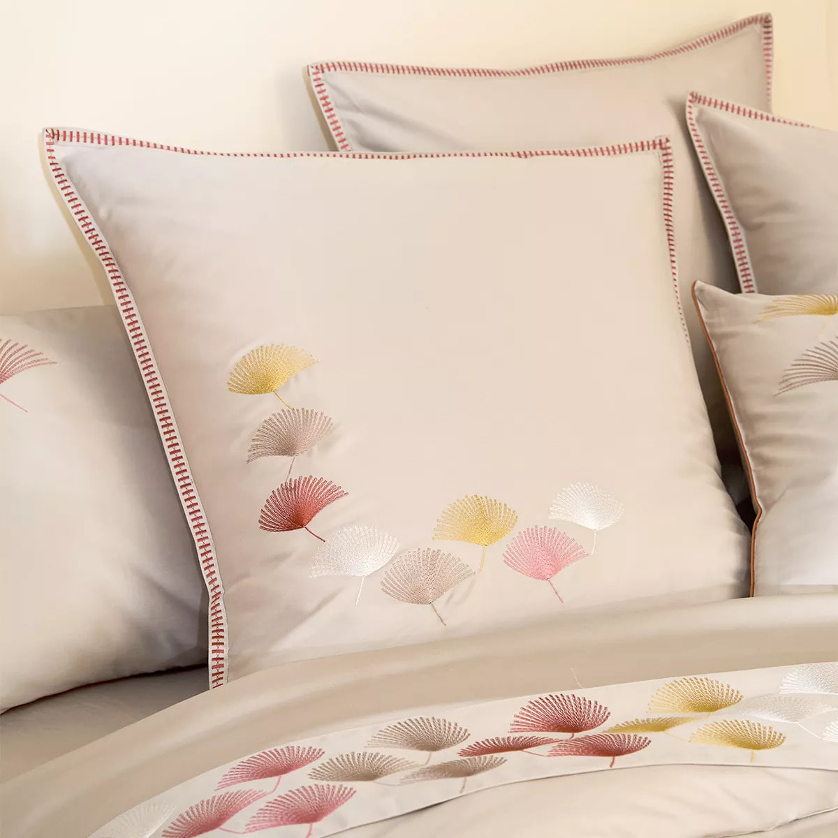 Taie d'oreiller satin de coton brodé beige orange Pistil automne