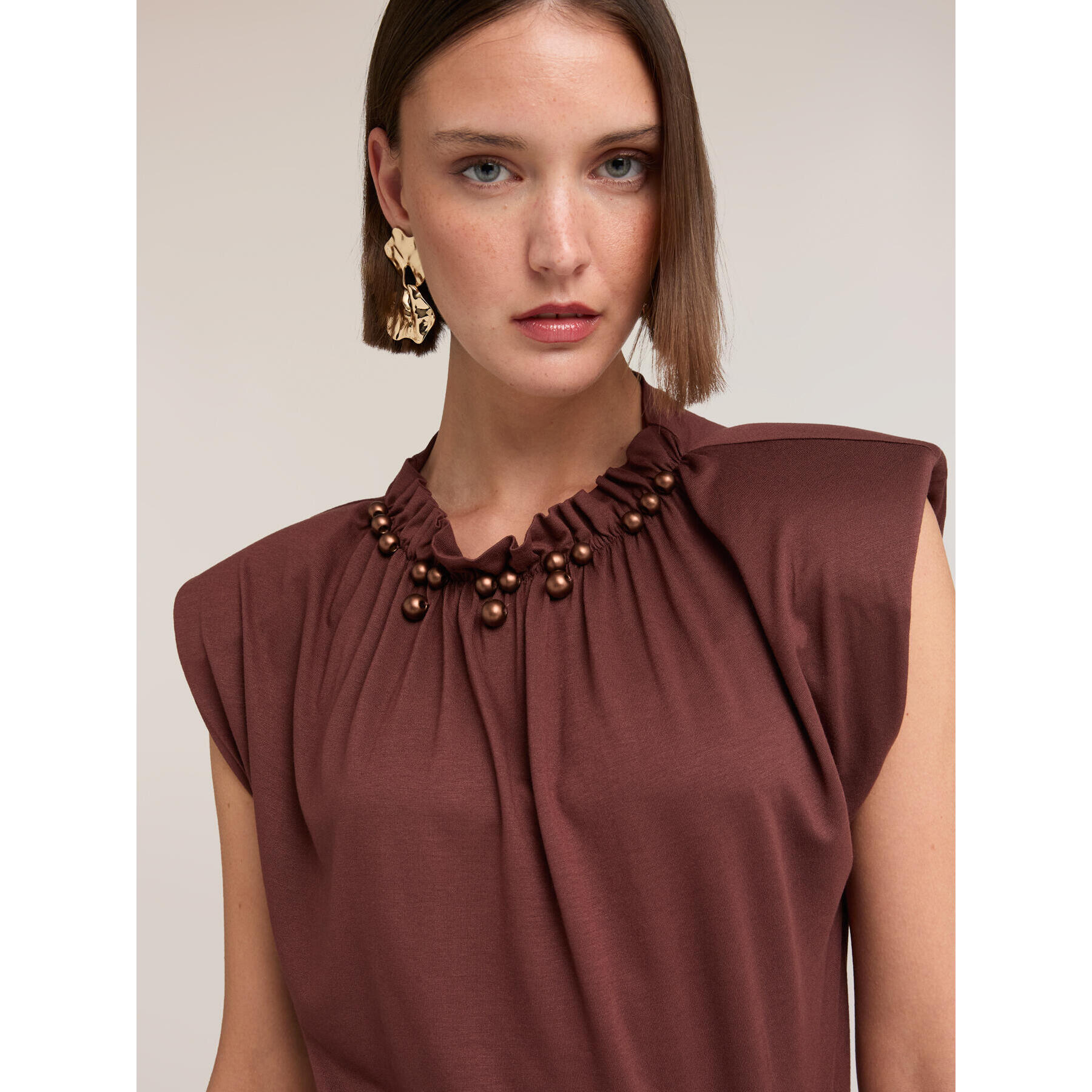 Motivi - Camiseta con fruncido y aplicaciones en el cuello - Marrón