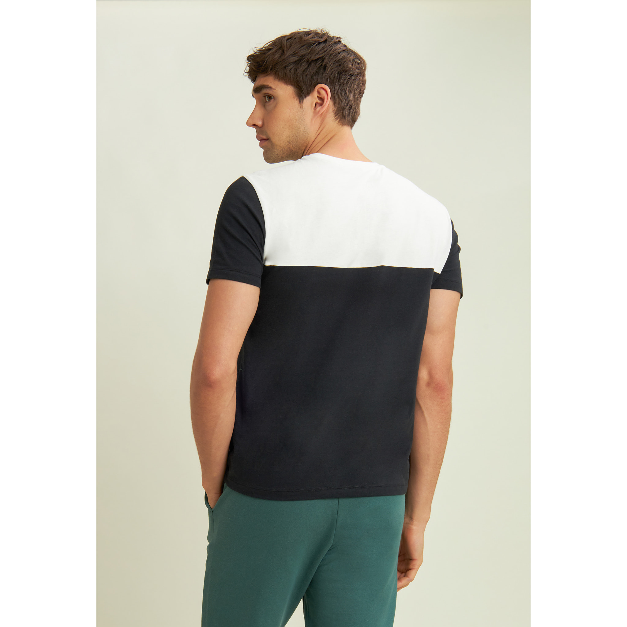 T-shirt colour block con stampa sulla spalla