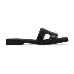 Sandalias planas negras en piel con plantilla acolchada