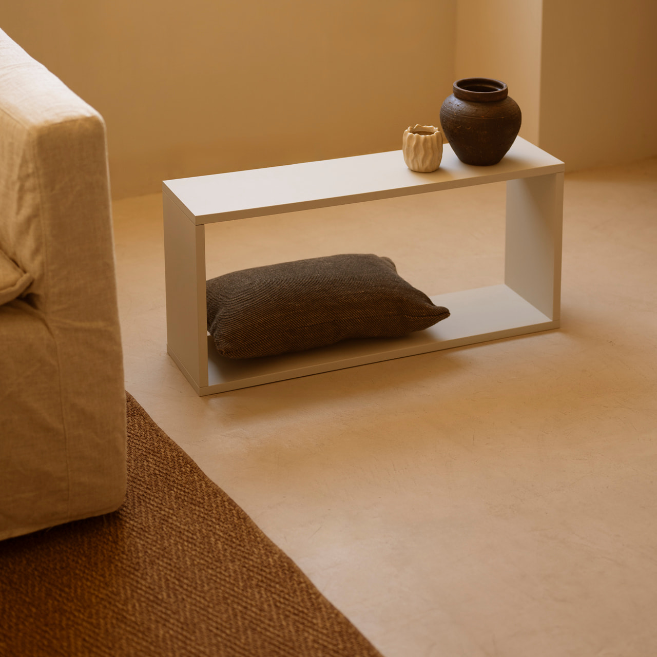 Mueble auxiliar de madera lacada en tono beige Alto: 38 Largo: 80 Ancho: 20