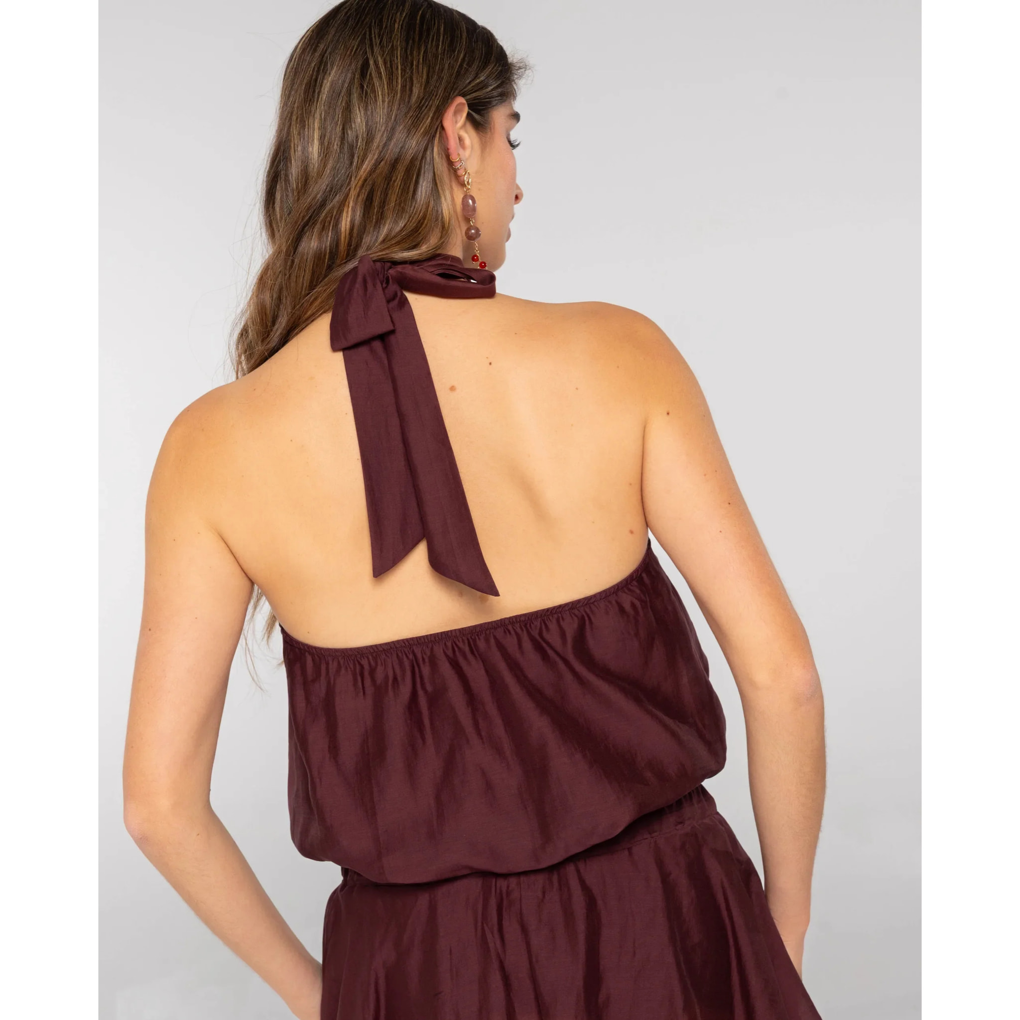 Blusa de mujer cuello halter y bajo abullonado