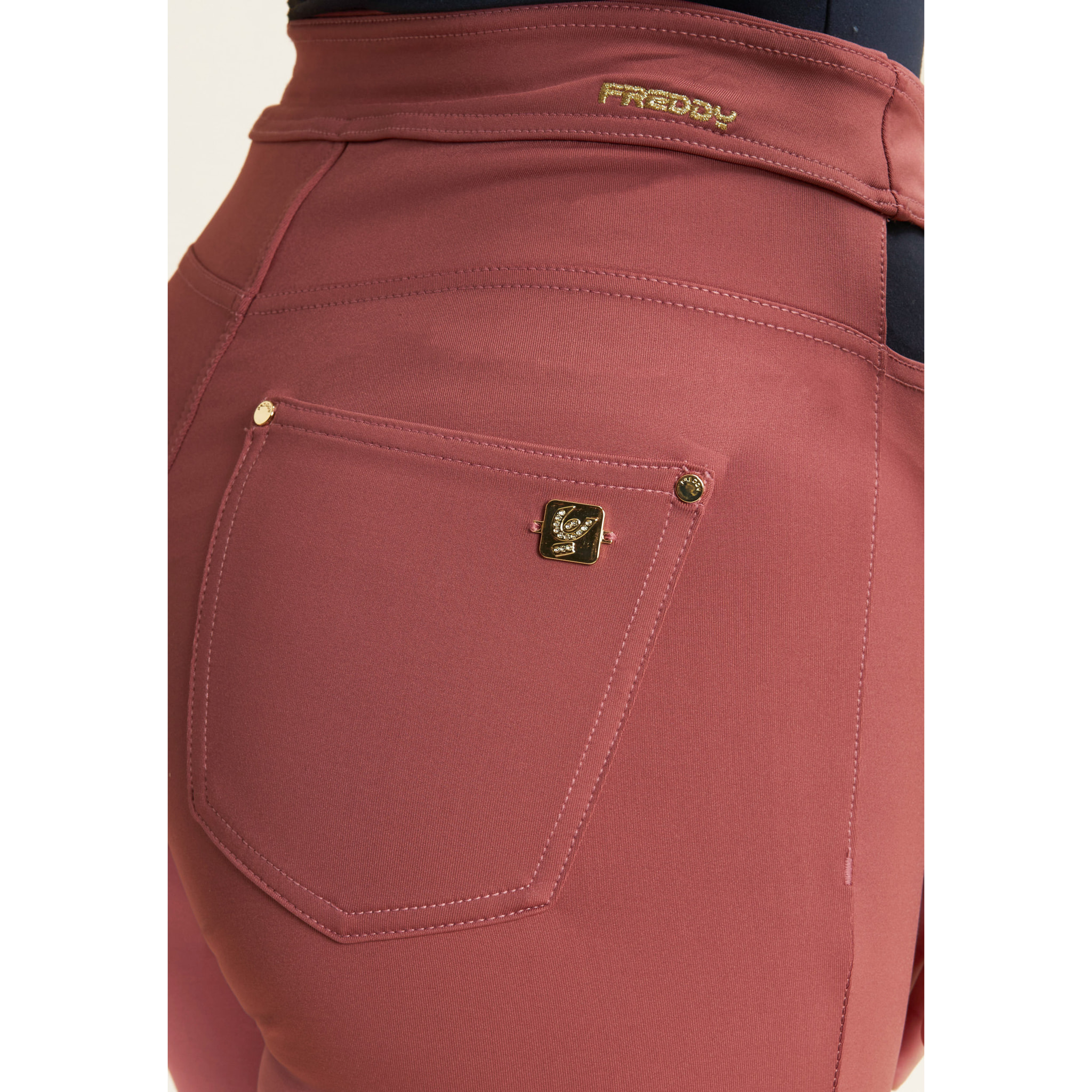 Pantaloni N.O.W. traspiranti vita alta e dettagli cut out