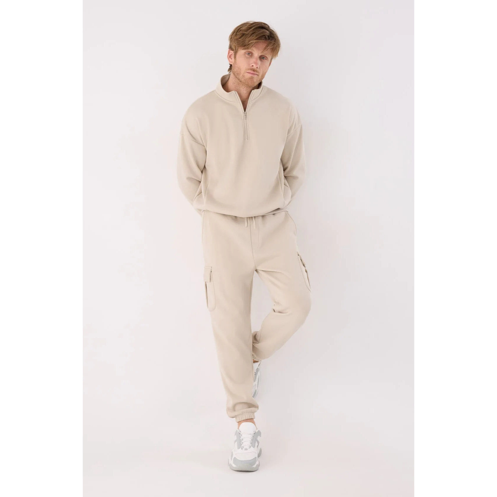 Pantalón deportivo hombre cargo afelpado con cintura ajustable beige