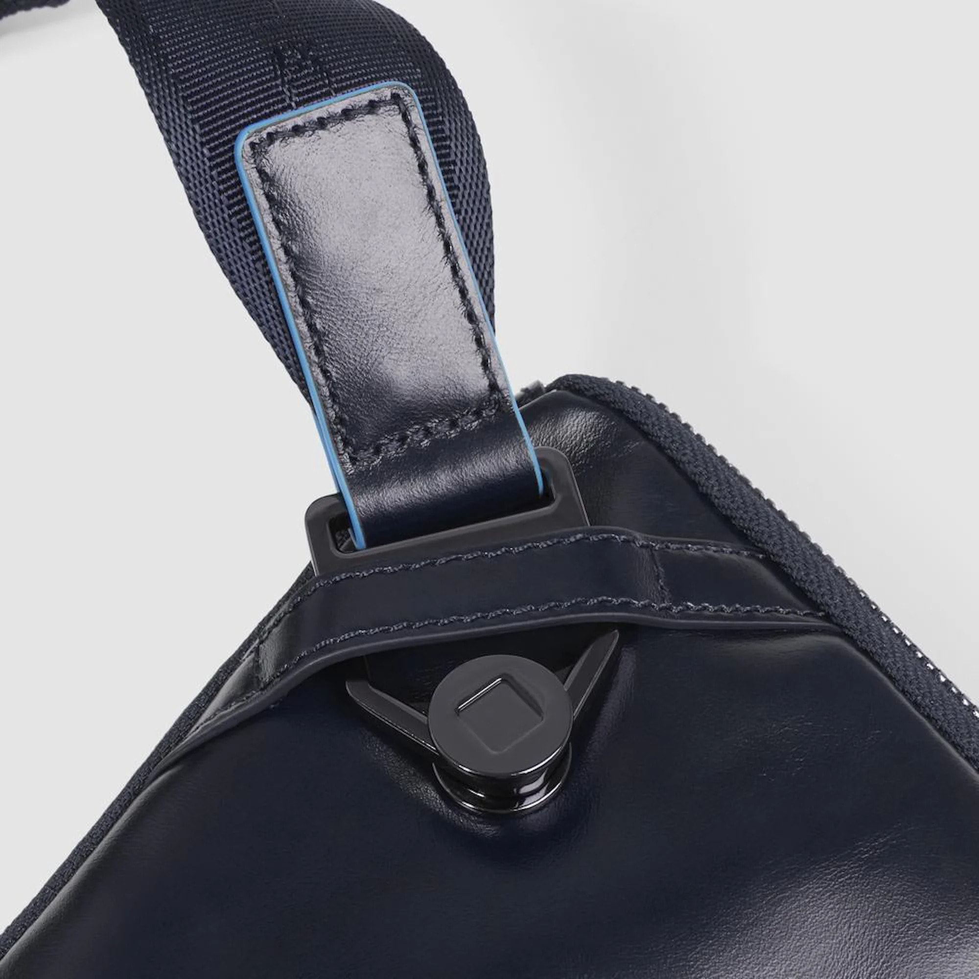 Piquadro Marsupio piatto espandibile in pelle con attacchi tracolla riposizionabili e tasca per AirPods®