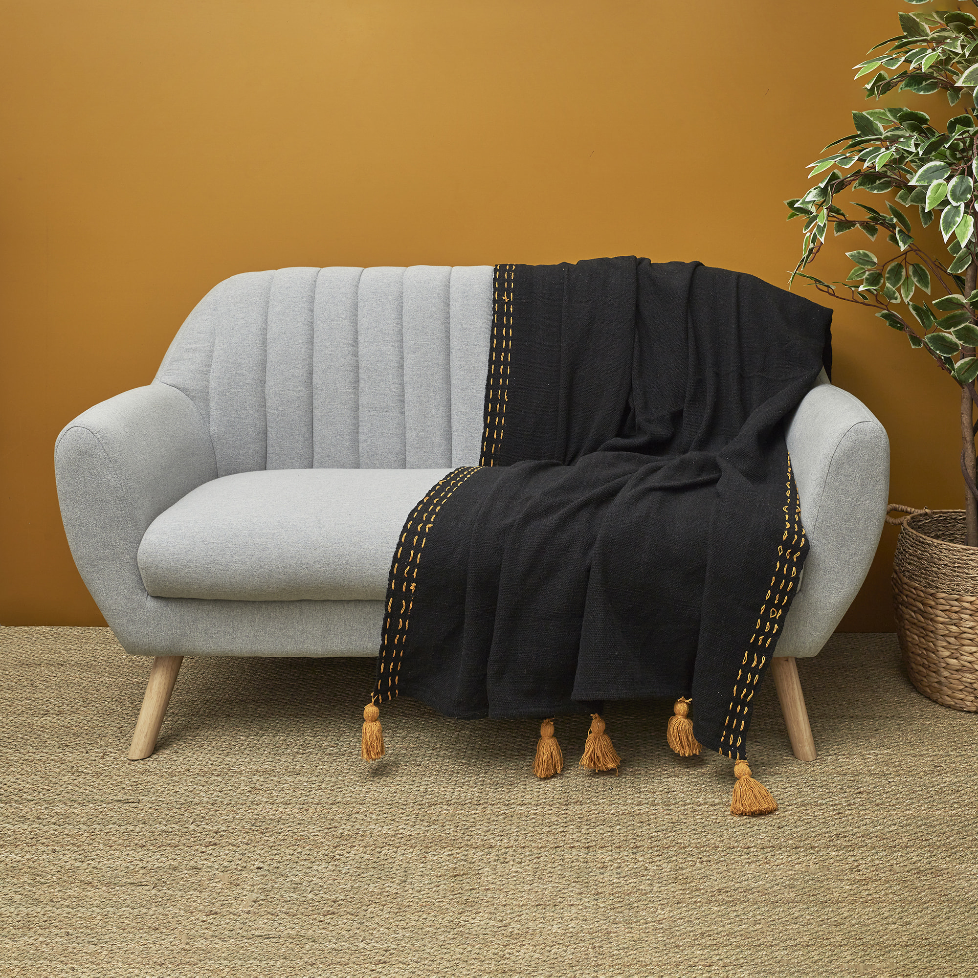 Jete De Canape Surpique Pompons Noir 130x150cm