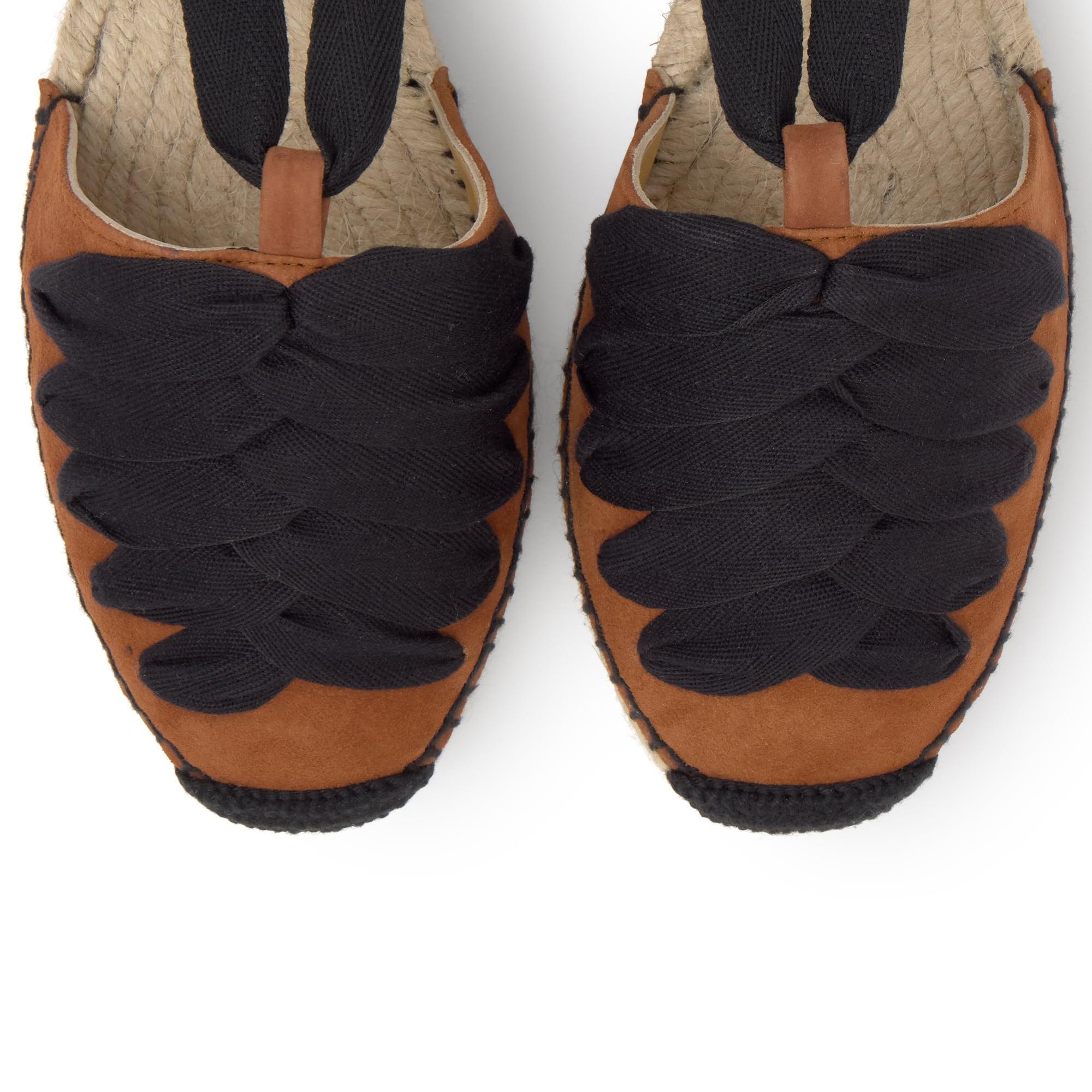 Alpargata plana embetada Kiva en ante con cintas y pespunte a contraste