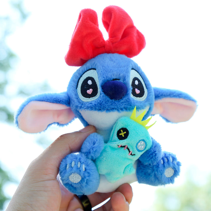 Peluche colgante extrasuave. Diseño monstruito con lazo rojo. 12 cm.