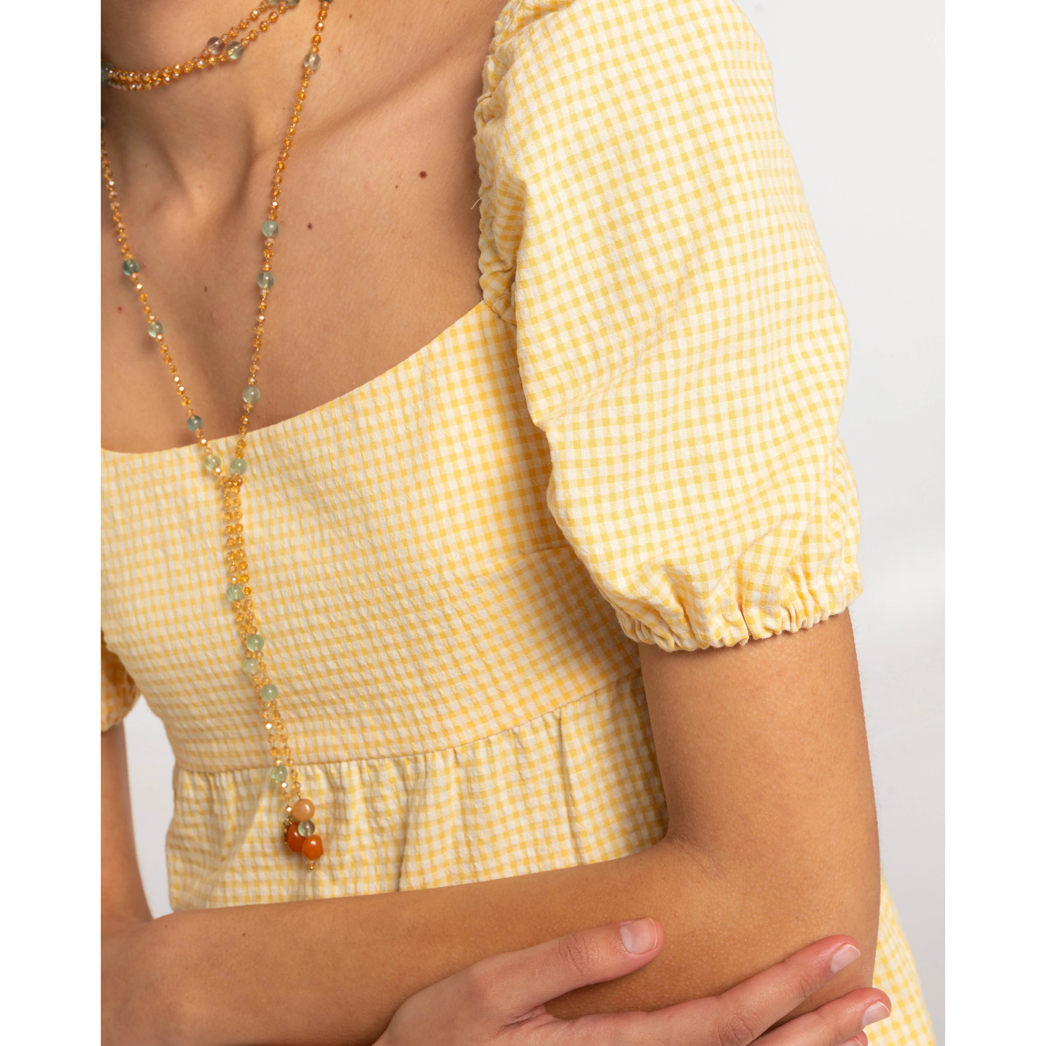 Blusa de mujer con cuadros vichy y mangas abullonadas