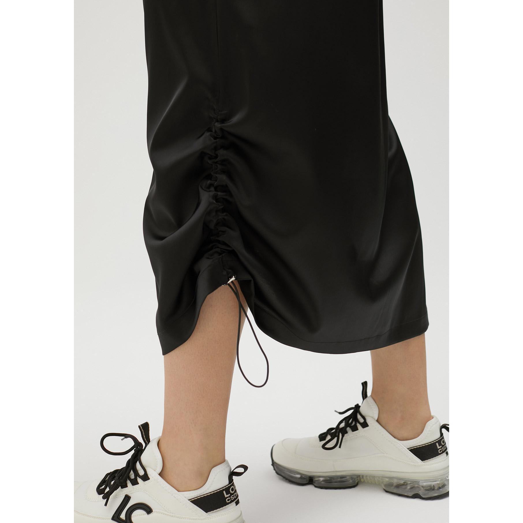 Gonna satinata con borchie