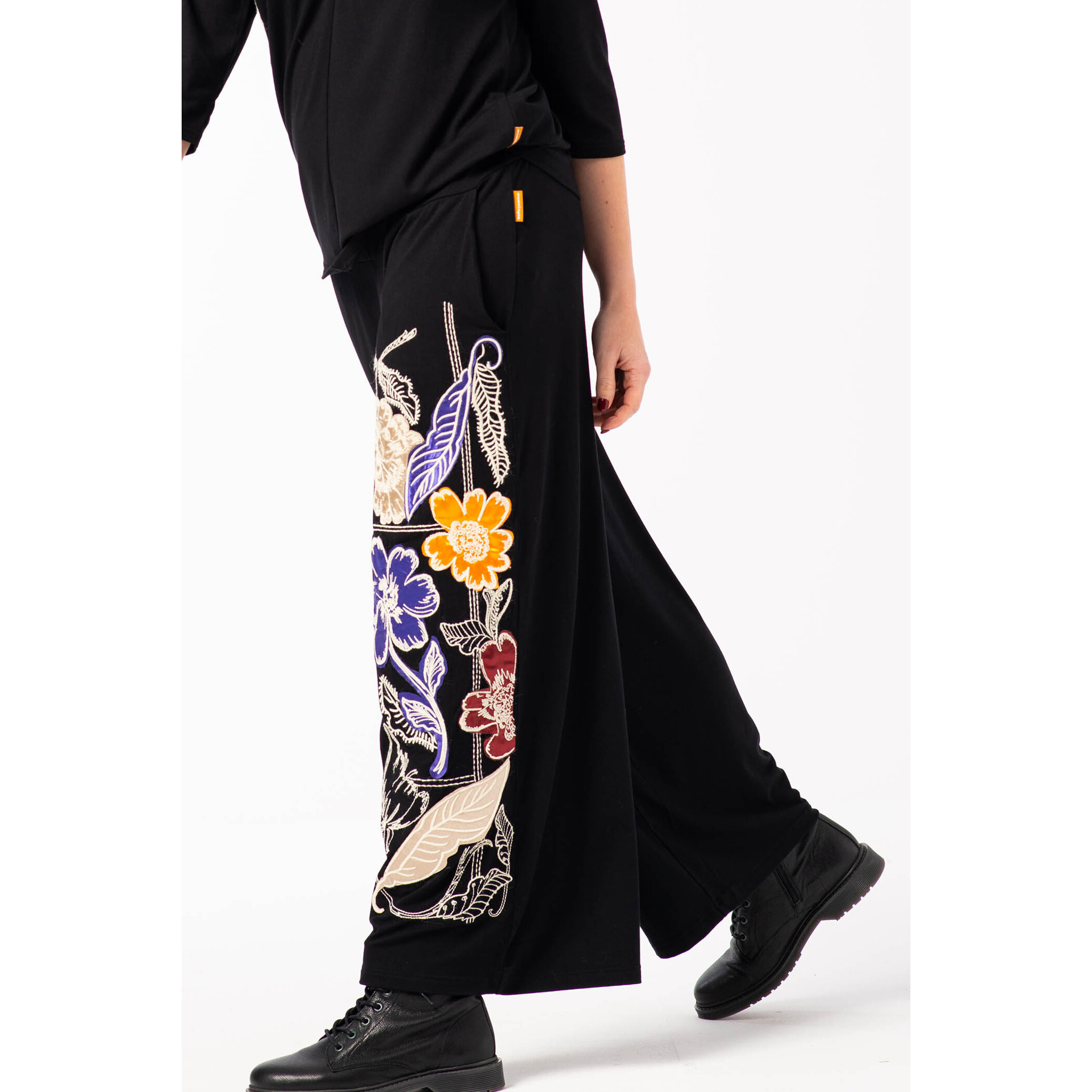 Mamatayoe Alto Relievo. Pantalón Culotte de Mujer de Color Negro Con Bordados para Otoño Invierno. Pantalón Ancho Fluido de Estilo Casual con Cintura Elástica y Bolsillos Laterales.