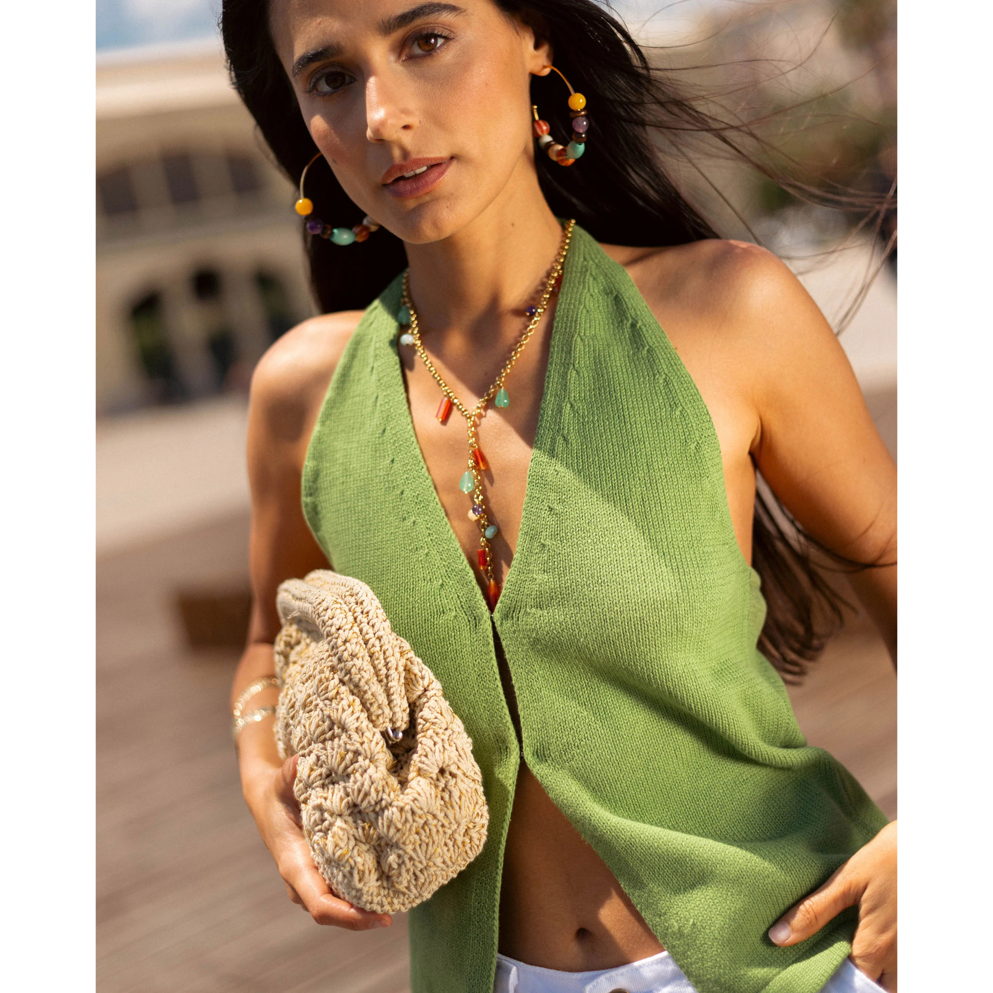 Top de mujer de punto fino con cuello halter y espalda descubierta.