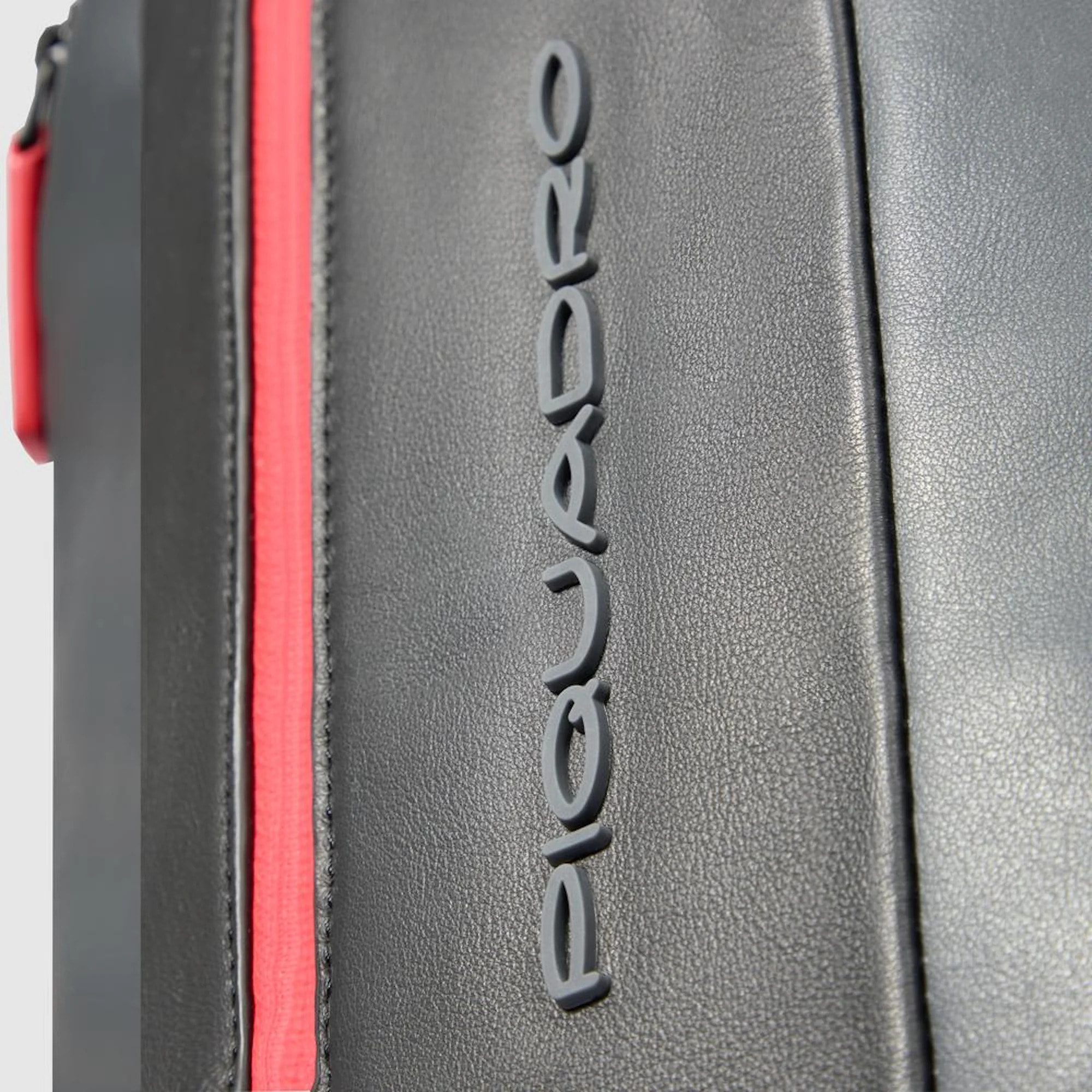 Piquadro Zaino monospalla porta iPad® con tasca per AirPods® e protezione RFID