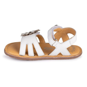 SANDALIA BAREFOOT BLANCA – FLOR EN RELIEVE Y ELEGANCIA ATEMPORAL
