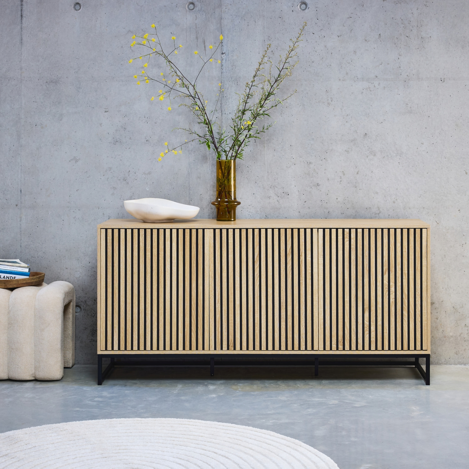 Buffet style contemporain avec 3 portes effet bois rainuré ouverture par pression. buffet bas. piètement en métal noir L160cm