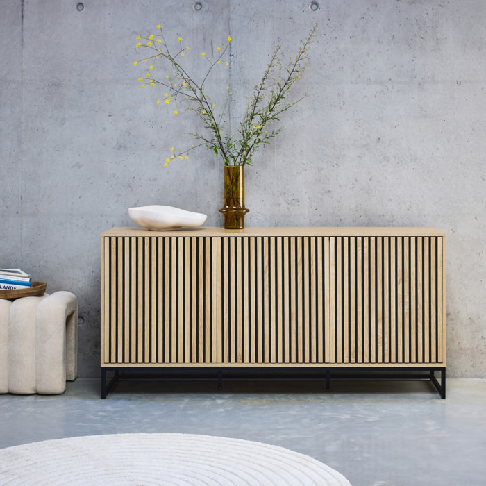 Buffet style contemporain avec 3 portes effet bois rainuré ouverture par pression. buffet bas. piètement en métal noir L160cm