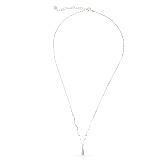 Collar de plata de ley 925 con colgante de gota y cierre de resorte.