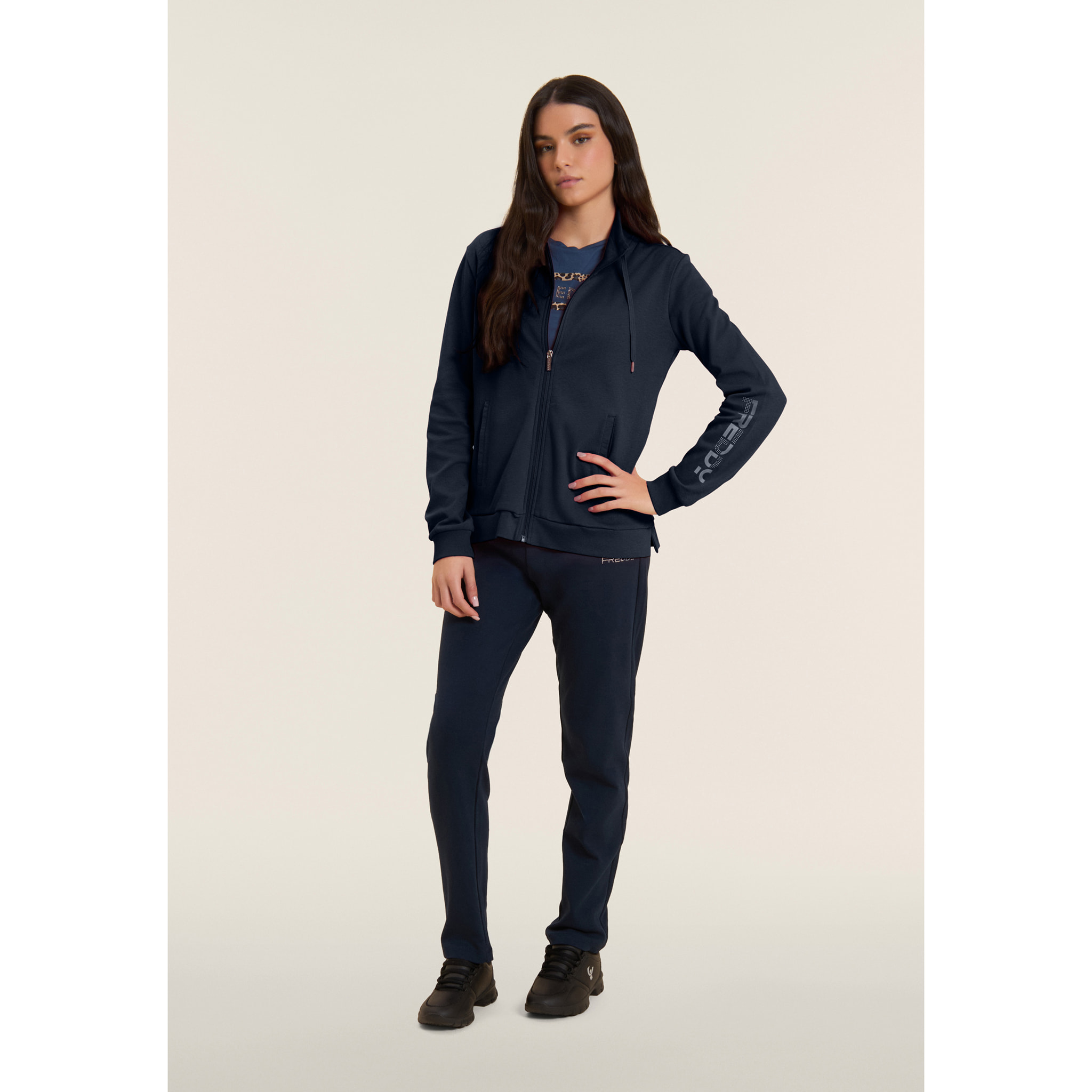 Tuta con zip e collo alto, logo con perline sulla manica