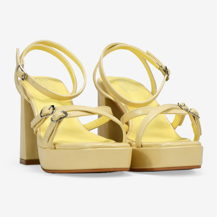 Sandalias de tacón amarillas con hebillas