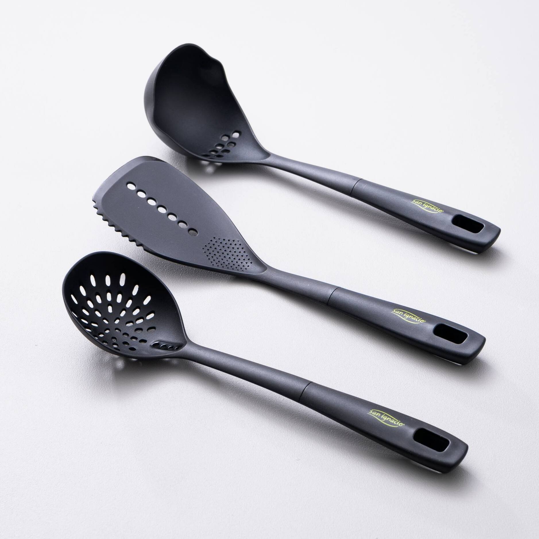 Set de 3 utensilios de cocina de nylon Xtra (cuchara ranurada, cazo y espátula) – San Ignacio