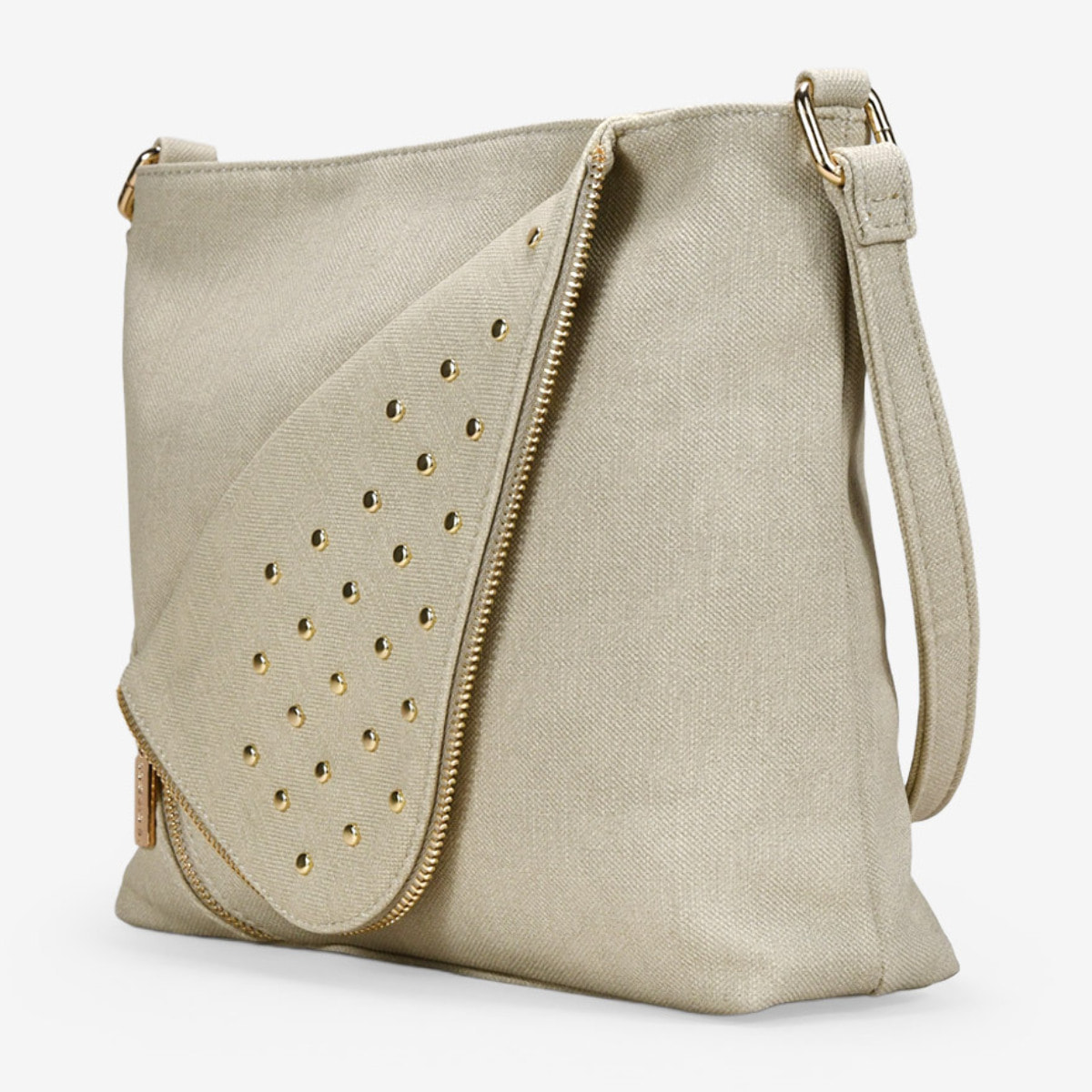 Bolso bandolera beige con solapa de tachas
