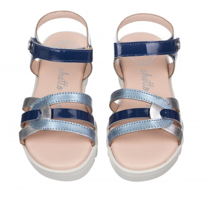 Sandalia toda en piel con suela hiper flexible.