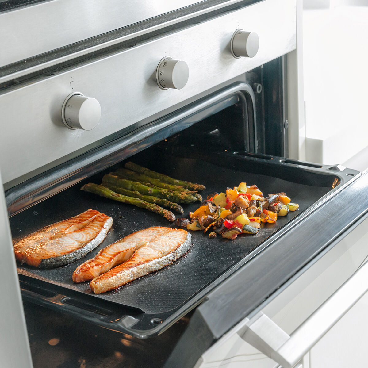 Pack 2 Tappetini per Forno o Barbecue e Barbecue Pieghevole Portatile a Carbone InnovaGoods